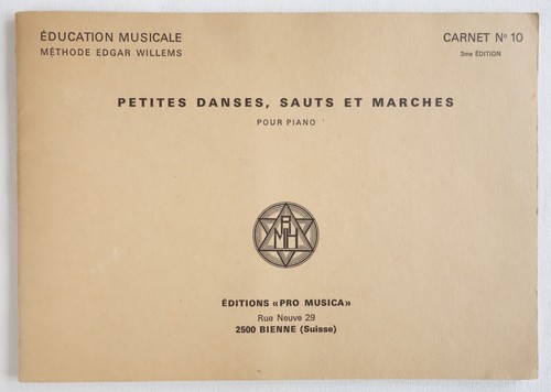Petites danses sauts - sauts, et