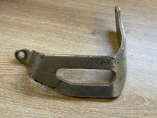 Une protection etrier - d, de