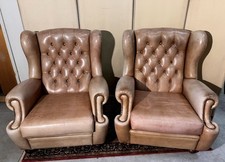 Paire de fauteuils Chesterfield a oreilles en cuir