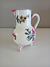 Pot à lait tripode en faïence fine de GIEN à décor imprimé et peint de fleurs