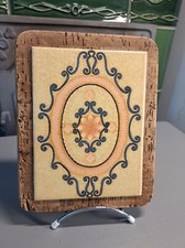 Ancien dessous plat en liège épais et carreau de faïence .