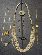 lot de bijoux - Broche, Boucle, Montre Bracelet, Pendentif.