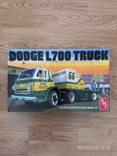 AMT 1368 - 1/25 - Dodge L700 With Flatbed Racing Trailer