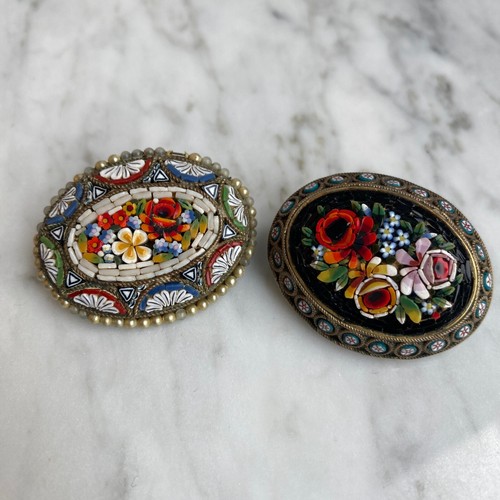 Deux broches - , en