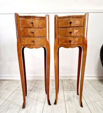 Ancienne paire d'armoires de chevet françaises Louis XV