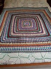 plaid vintage au crochet en laine  et mohair   fait mains   1,25 m  sur 1,25 M