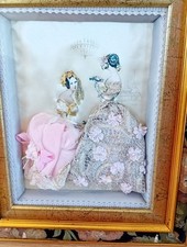 Gravure de mode habillée Tissus sur Soie Cadre Vitrine sous verre Shadowbox