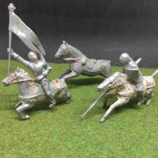 Quiralu lot 2 soldats cavaliers Jeanne d'Arc  avec bannière, chevalier + cheval