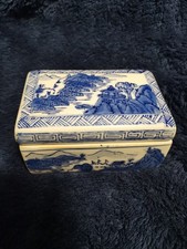 Boite rectangulaire coffret porcelaine Chine décor paysage pagode bleu et blanc