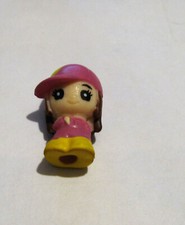 FIGURINE SQUINKIES : FILLETTE A CASQUETTE