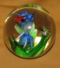 Sulfure presse-papier boule de verre fleurs et papillons