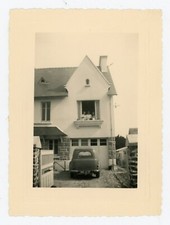 PHOTO snapshot amateur, voiture ancienne old car garée devant portail garage