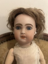 RAVISSANTE PETITE POUPÉE