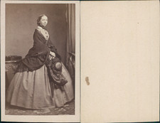 Jeune femme en crinoline en