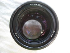 Nikon Nikkor 85 mm f 1,8 AF : objectif argentique en monture à baïonnette Nikon