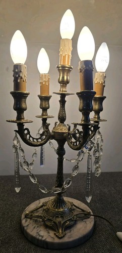 Une girandole chandelier - girandole, en