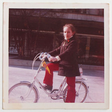 Fille fière vélo blanc peugeot - Photo vintage snapshot c. 1970