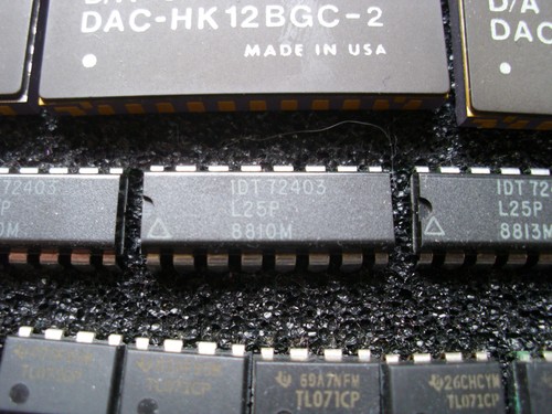 Idt72403l25p idt72403 - /,
