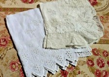LOT 2 ANCIENS MOUCHOIRS de MARIÉE DENTELLE sur LINON, PLUMETIS et CHIFFRES XIXe