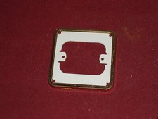 Cadre d'appareillage doré