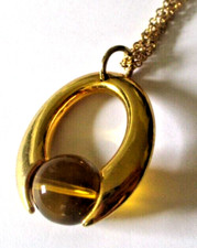 Ancien Collier pendentif couleur or perle résine jaune ambrée bijou vintage 1768