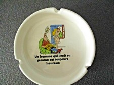 CENDRIER HUMORISTIQUE "UN HOMME QUI CROIT SA FEMME EST TOUJOURS HEUREUX"