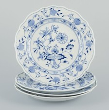Meissen, Germany. Quatre assiettes à lunch en porcelaine à motifs oignon bleu.