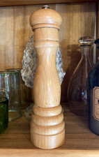 Grand moulin à poivre manuel Peugeot en bois clair vernissé pour cuisine
