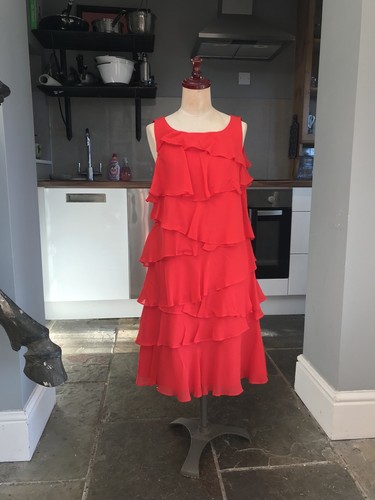 Robe rouge superposée - , de
