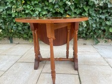 Elégante petite table basse à ailettes en bois et placage d'acajou