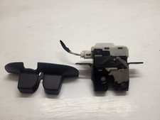 Système attache coffre pour