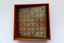 Labyrinthe à bille sur un plateau basculant (McDonald's collection Ford Boyard)