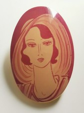 Ancienne Broche ovale résine portrait femme au chapeau