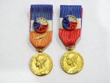 Lot de deux médailles du