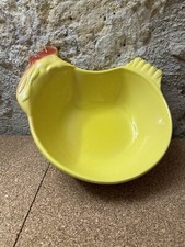 Plat poule en terre cuite vernissé jaune style campagne monde rural