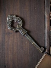 Petite clé vintage pour serrure ou meuble, accessoire ancien de décoration