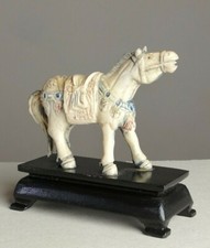 Statuette ancienne de cheval en os polychrome sur socle en bois 