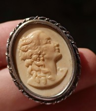 Broche camée ancienne résine cadre argenté vintage cameo brooch pin
