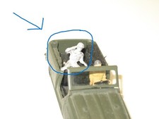 Dinky toys 1 soldat opérateur radio METAL BRUT, renault 4L sinpar militaire R08