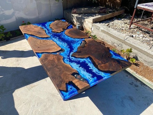 Table époxy bleue pour manger