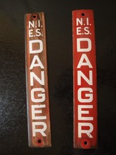 VINTAGE 2 PLAQUES EMAILLEE