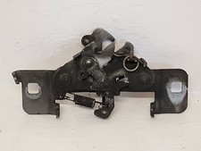 Système attache capot moteur