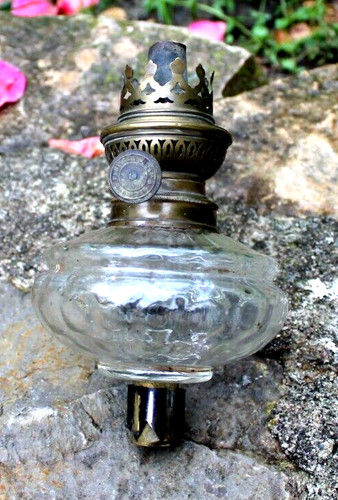 Ancienne lampe pétrole - a,