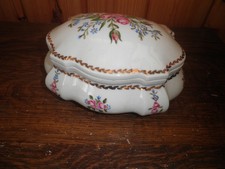 bonbonniére en porcelaine de limoges décor florale