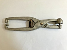 Ancien denoyauteur cerise olive en aluminium vintage cuisine