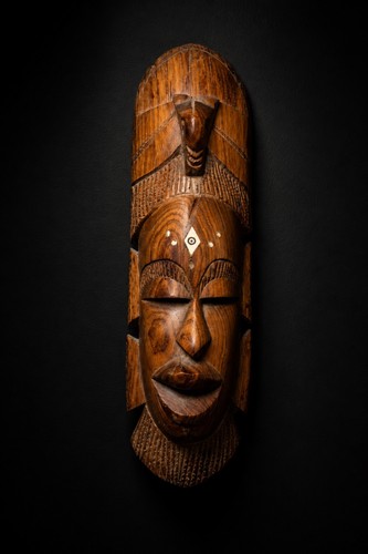 Masque mural africain sculpté