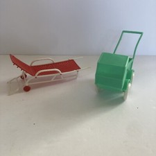 ANCIEN JOUET DE BAZAR LANDAU GIROGIL ET UNE CHAISE LONGUE VINTAGE PETITE POUPÉE