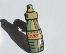 Pin's Pin Badge BOISSON BOUTEILLE EAU MINERALE EVIAN Petit Modèle Vintage #5/3