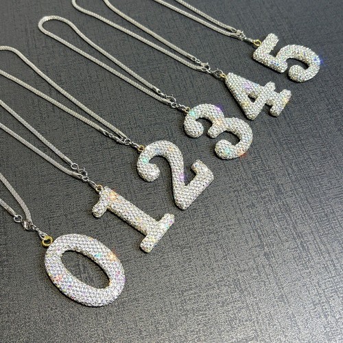 Pendentif numéro strass - , pour