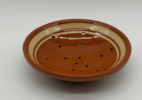 Assiette faisselle egouttoir - assiette, a